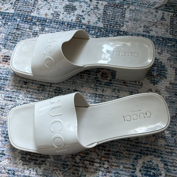 Gucci white rubber slide in sandals - Picture 4 of 7